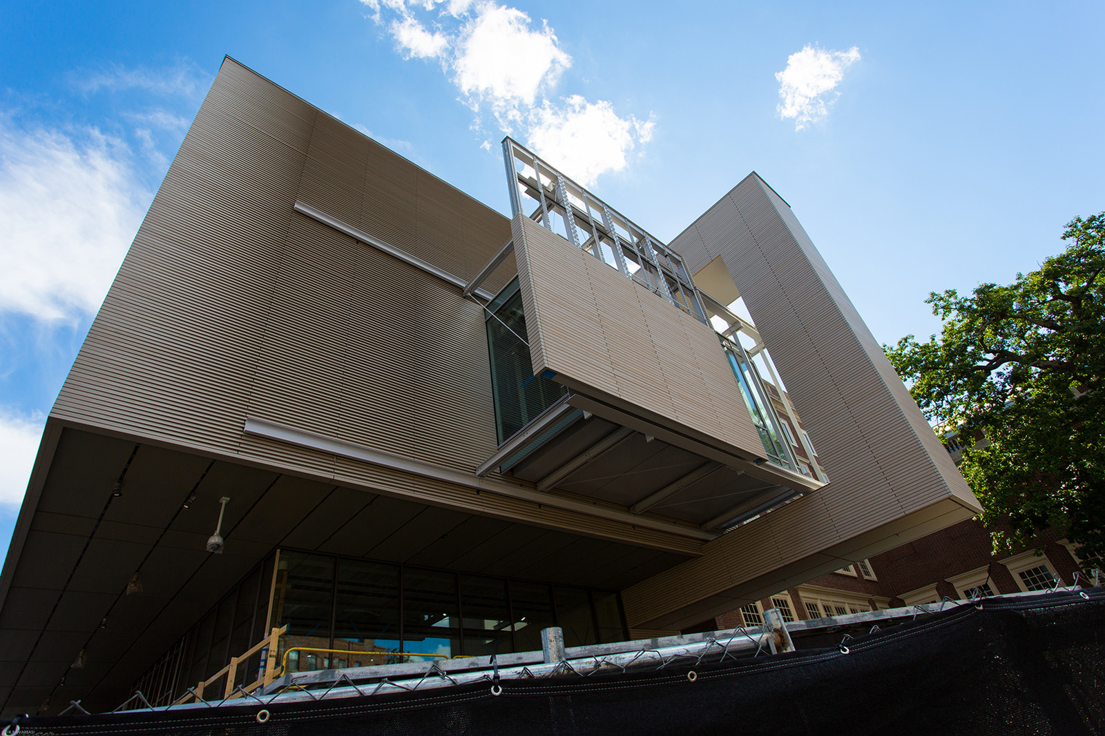 Moveable panels on the north and south sides of the addition can control the flow of natural light into the Harvard Art Museum. The wood exterior cladding adds a warmth to this very modern addition.