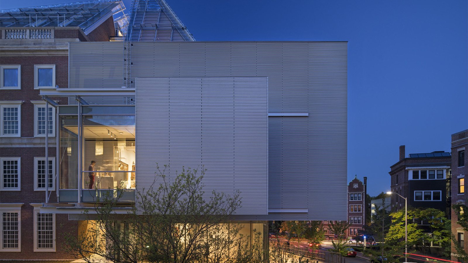 Harvard Art Museums at night.