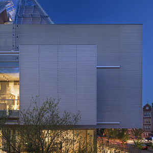 Harvard Art Museums at night.