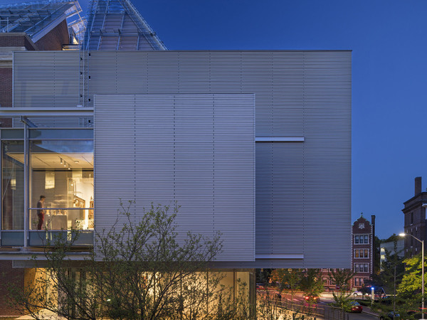 Harvard Art Museums at night.