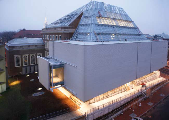 Harvard Art Museums at dusk.